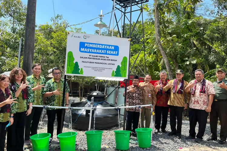 Wakil Bupati Wonogiri Setyo Sukarno dan jajaran PT Kalbe Farma Tbk meresmikan penyediaan akses air bersih di Desa Boto, Kecamatan Baturetno, Wonogiri, Kamis (9/3/2023).  (Istimewa)