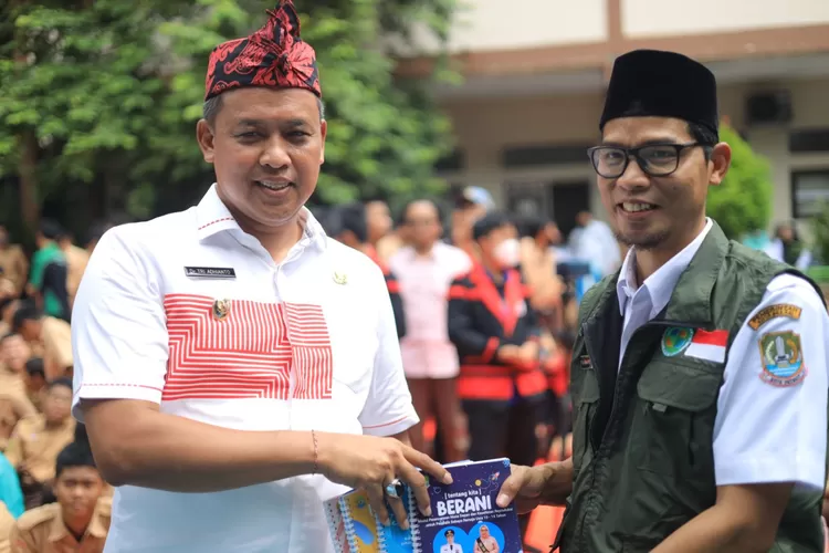 Plt Wali Kota Bekasi Tri Adhianto saat sosialisasi Wawasan Kebangsaan di sekolah SMK di Kota Bekasi. (Humas Pemkot Bekasi)