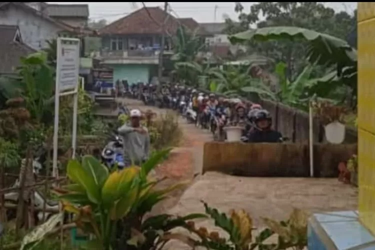 Situasi saat para pengendara roda dua menunggu giliran buka tutup di jalan Kampung Cibolang, Desa Ciderum - Caringin dan Kampung Cibolang, Desa Telukpinang - Ciawi pada Kamis, 9 Maret 2023. (Dok Warga Cibolang)