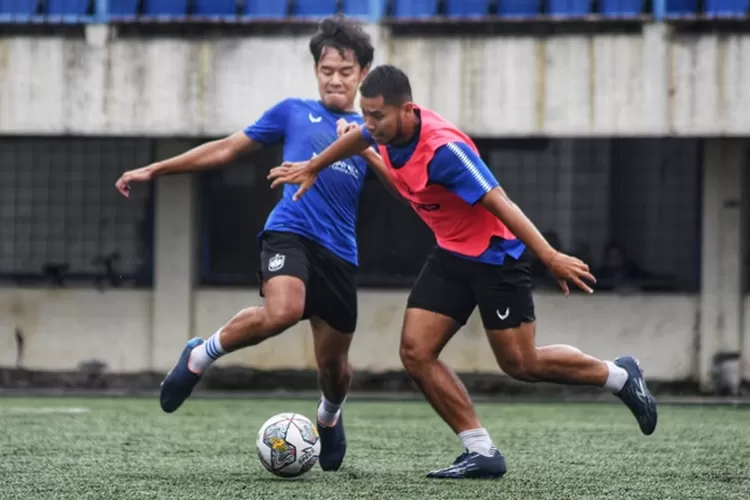 Dua pemain PSIS Semarang Luthfi Kamal berduel dengan Farrel Arya dalam latihan pagi di Stadion Citarum.  (Ayosemarang.com/ Audrian Firhannusa)
