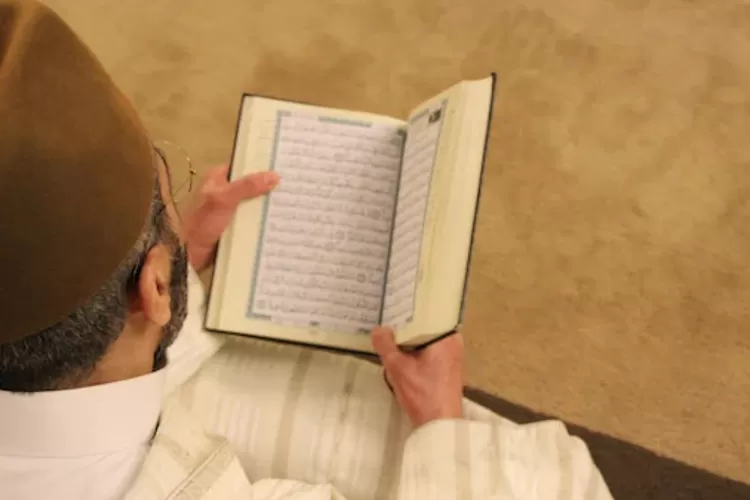 Ilustrasi umat Islam baca Al-Qur'an jelang awal Ramadhan 1444 H