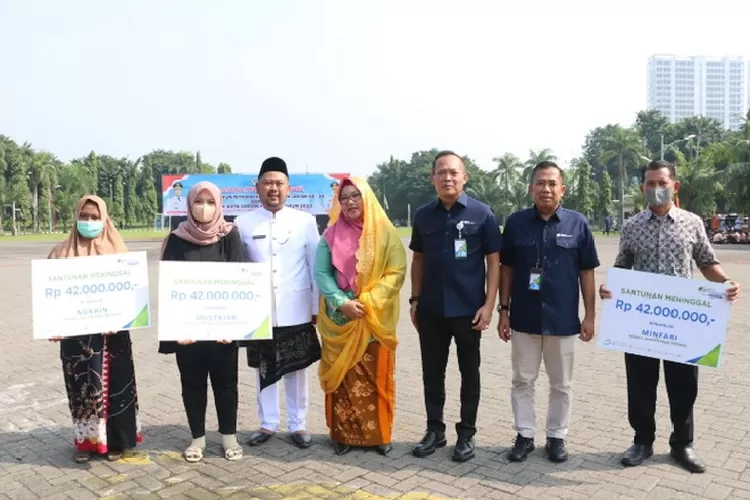 Kepala Ketenagakerjaan Gesik, M Imam Saputra dan Kepala Kanwil BPJS Ketenagakerjaan Jatim Hadi Purnomo (ke-2 dan ke-3 dari kanan) usai penyerahan klaim JKM