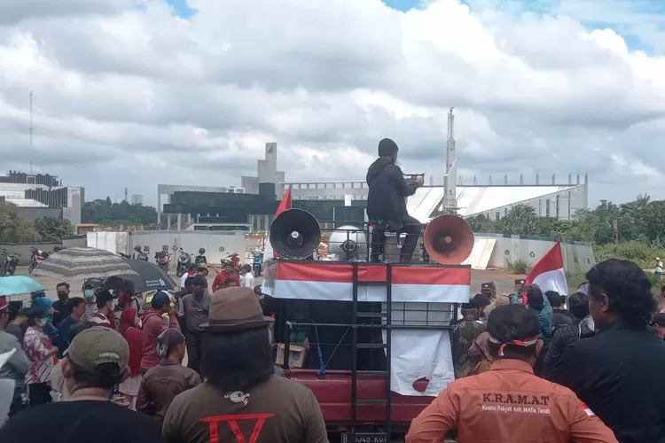 AKSI : LSM Kramat bersama tokoh masyarakat dan ratusan ahli waris tanah hak milik adat Kampung Bojong-Bojong Malaka, Kelurahan Cisalak, Kecamatan Sukmajaya saat melakukan aksi demo di UIII, Kamis (9/3).  (DOK. RADAR DEPOK)