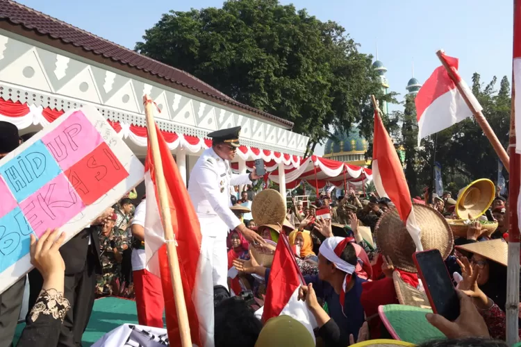 Plt Wali Kota Bekasi Tri Adhianto membuka rangkaian HUT ke 26 Kota Bekasi lewat Drama Kolosal Resolusi Rakyat Bekasi 1950 (Pemkot Bekasi)