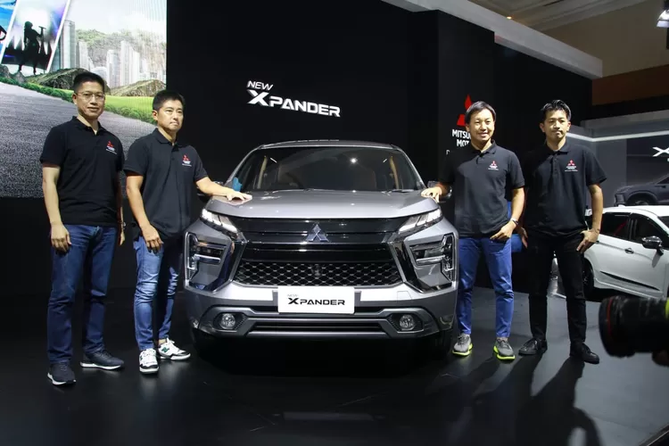 Direksi PT MMKSI Berpose di Depan Salah Satu Mobil yang Dipamerkan (foto PT MMKSI)