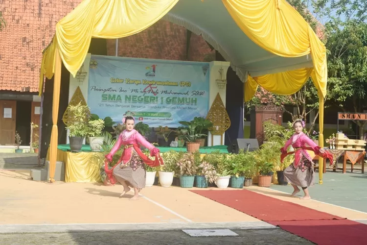 Penampilan siswa dalam puncak perayaan HUT SMA Negeri 1 Gemuh dengan gelar karya siswa.  (edi prayitno/kontributor Kendal)