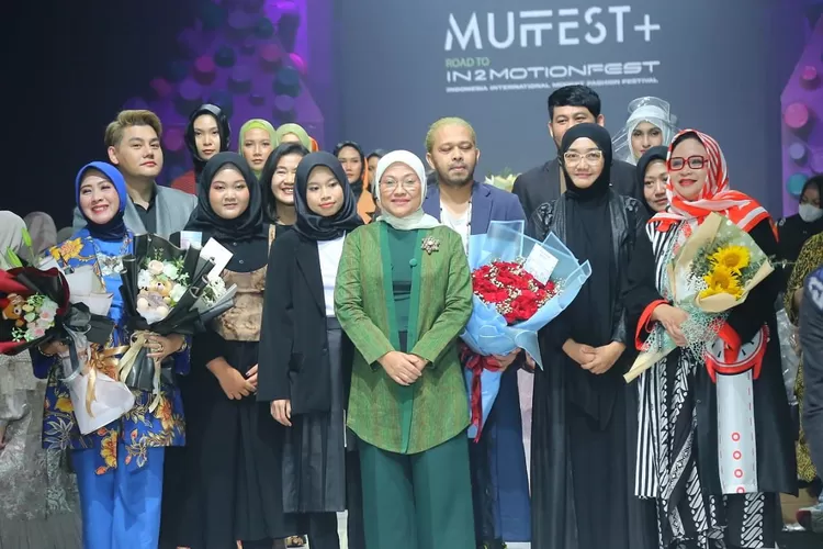 Menaker Ida Fauziyah (tengah) saat mengunjungi Muslim Fashion Festival (MUFFEST+)
