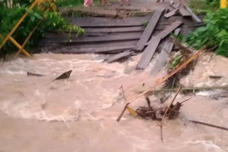 Akibat Banjir, Jembatan di Kampung Kurao Pessel Ambruk