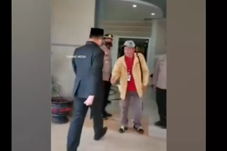 Ketua DPRD Luwu Timur tertangkap kamera enggan menjabat tangan warga