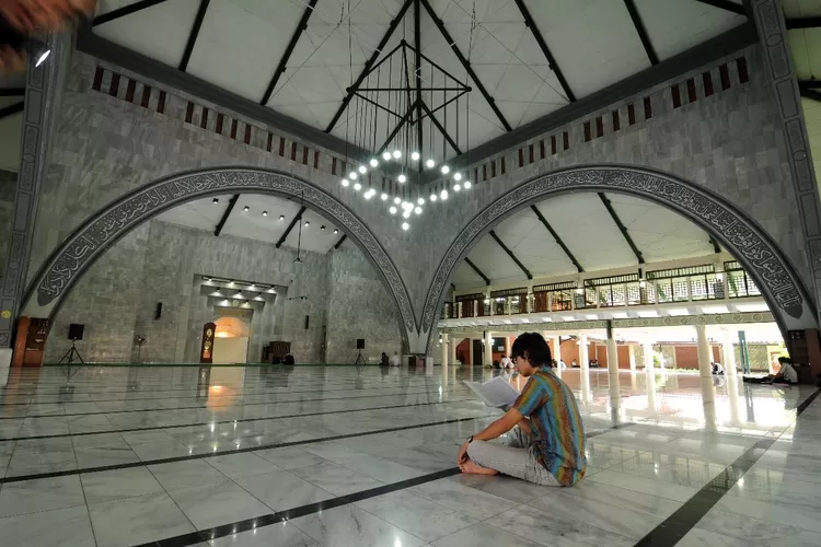 RACANGANNYA : Masjid Ukhuwah Islamiyah UI salah satu rancangan almarhum Prof Triato Yudo Harjoko periode 1985-1987.  (UI FOR RADAR DEPOK)