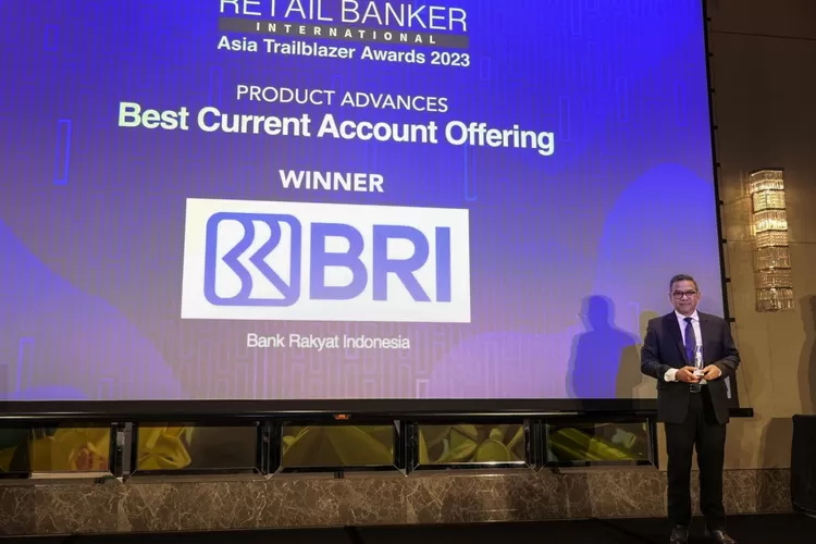 Direktur Bisnis Wholesale dan Kelembagaan BRI Agus Noorsanto hadir menerima penghargaan RBI Asia Trailblazer Awards 2023&rsquo; yang diselenggarakan di Singapura. (ayopontianak.com/dok. BRI)