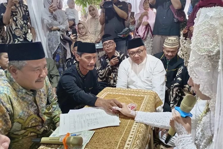 Ketua DPC Partai Gerindra Kota Depok, Pradi Supriatna (kemeja putih/peci hitam), saat menjadi saksi nikah putra dari Ketua LPM Tapos, Abdul Rohim. (DOK PRIBADI)