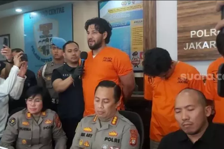 Ammar Zoni saat dihadirkan dalam rilis penangkapannya terkait kasus narkoba di Polres Jakarta Selatan, Jumat (10/3/2023) [Suara.com/Rena Pangesti]