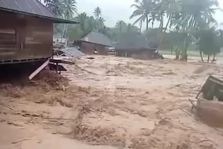 Tampak banjir bandang Lahat menghanyutkan rumah warga di Desa Keban Agung Kecamatan Mulak Sebingkai, Kabupaten Lahat (Instagram @lahatpedia )