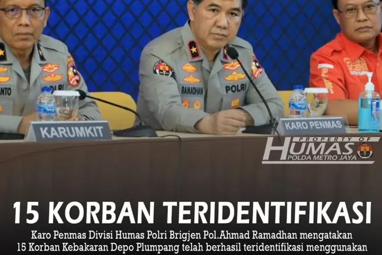 Pihak Polda Metro Jaya Karo Penmas  Brighen Pol Ahmad Ramadhan bersama  Kepala RS Polri Kramat Jati Brigjen Pol Hariyanto mengumumkan identifiikasi korban tewas kebakaran Pertamina Plumpang, Jumat (10/3/2023)