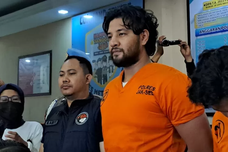 Ammar Zoni memakai baju tahanan pada konferensi pers kasus dugaan penyalahgunaan narkoba jenis sabu (PMJ News/ Fjr)