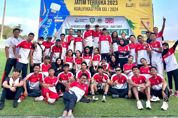 Tim Atletik DKI Jakarta berfoto bersama usai lomba.