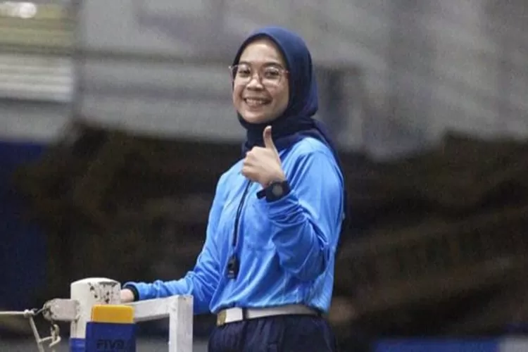 Sosok Lia Pratiwi, wasit bola voli yang sukses jadi satu-satunya wasit wanita dari Kota Bogor pimpin laga di Porprov 2022. (Dok Metropolitan)