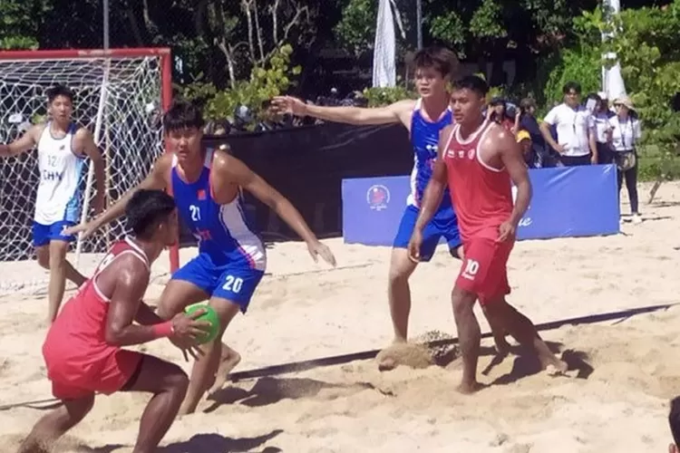 Tim bola tangan pantai Indonesia (merah) mengalahkan tim China 2 - 1 pada babak penyisihan grup B.