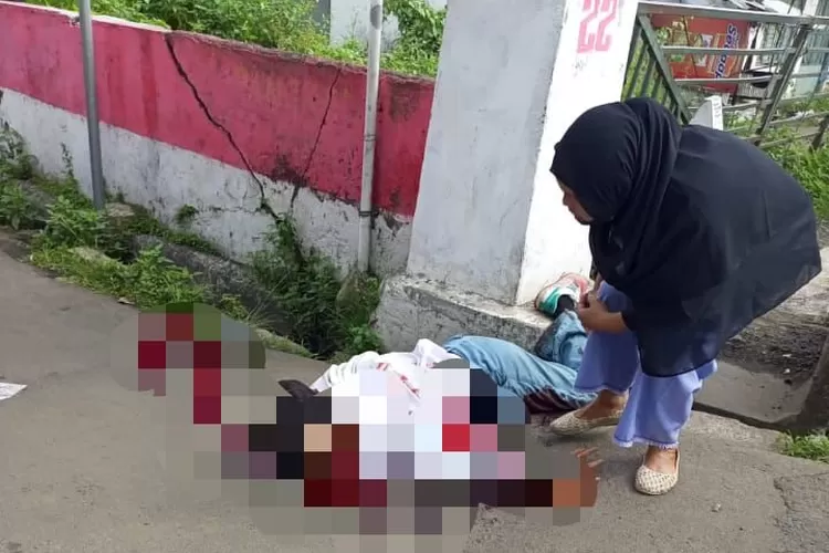 Ibu Euway (52) pedagang kopi yang menuntun korban untuk mengucapkan dua kalimat syahadat, merasa sangat kasihan melihat kondisi korban setelah mendapatkan luka bacok di Jalan Raya Bogor-Jakarta, Kecamatan Bogor Utara, Kota Bogor pada Jumat, 10 Maret 2023. (Dok warga)