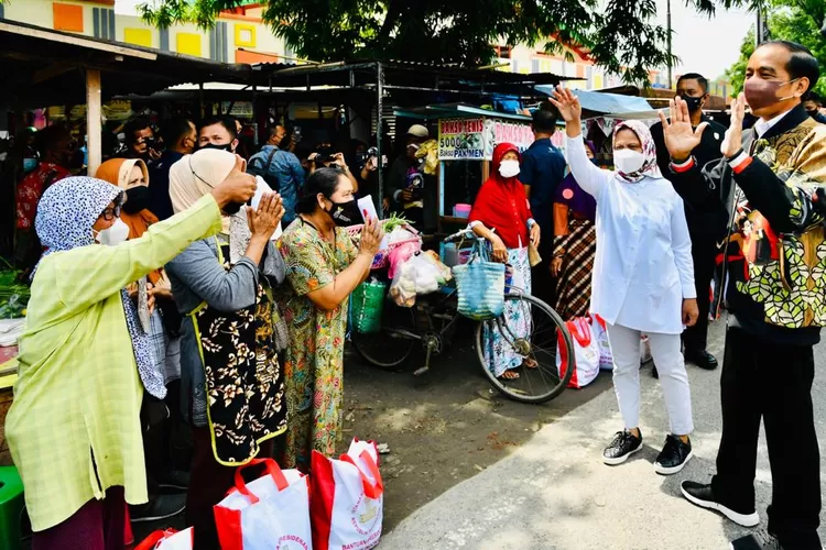 Jokowi plesiran ke pasar Blora Foto: Ist