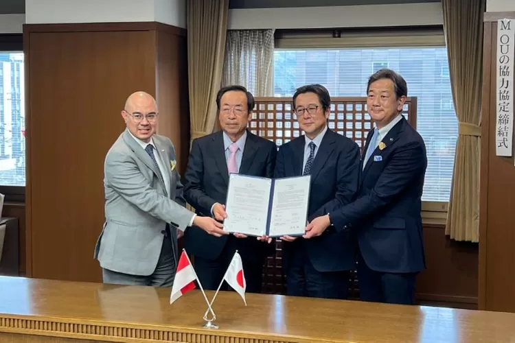Penandatanganan naskah kerja sama (Memorandum of Understanding) oleh Rektor Institut Pertanian Bogor (IPB), Arif Satria dan Rektor Shizuoka Professional University of Agriculture (SPUA), Shigehiko Suzuki (Sumber: Kemendikbud)