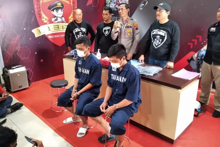 Dua tersangka begal yang ditangkap oleh Polsek Banyumanik. (Ayosemarang.com/ Audrian Firhannusa)