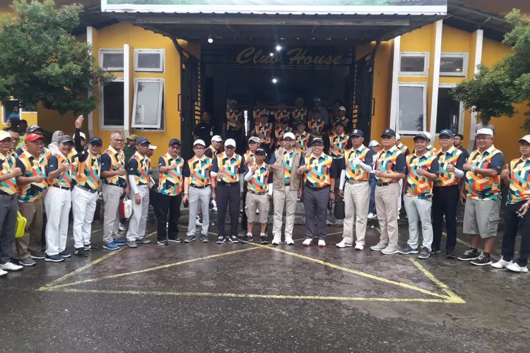 Para komisaris dan direksi Bank Nagari bersama mitra dan relasi sebelum pembukaan turnamen golf di Lapangan Golf Wirabraja, Ulugadut, Kota Padang,  Sabtu (11/3). IST