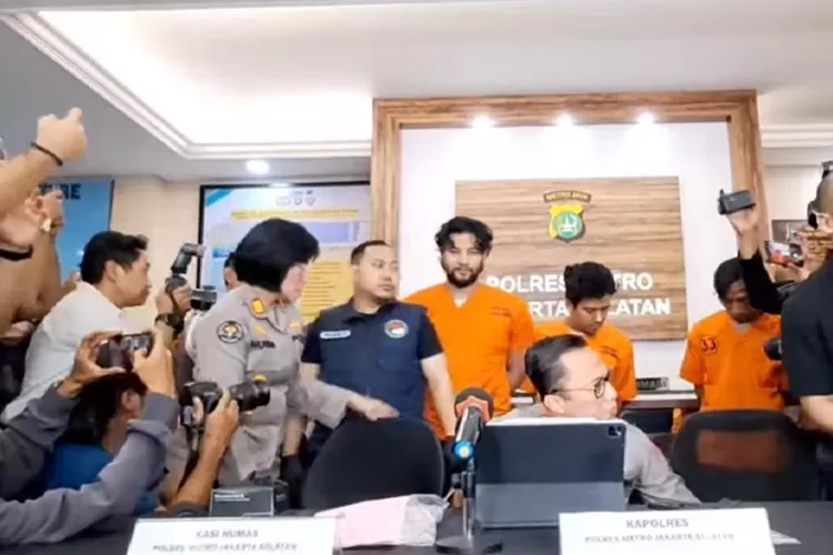 Ammar Zoni Diamankan Bersama 2 Tersangka Lainnya oleh Polres Metro Jakarta Selatan Atas Kasus Narkoba (Tangkapan Layar Akun Youtube Intens Investigasi)