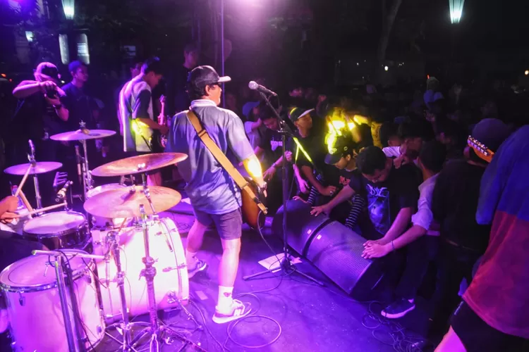 Pyong-pyong memeriahkan acara Gondes Semarang di Taman Pierre Tendean. (Ayosemarang.com/ Audrian Firhannusa)