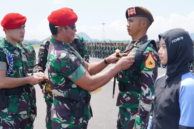 Danjen Kopassus Mayor Jenderal TNI Iwan Setiawan SE MM (kedua dari kiri) resmi menutup Pendidikan Para Dasar Taruna Akmil Tingkat IV TA 2023
