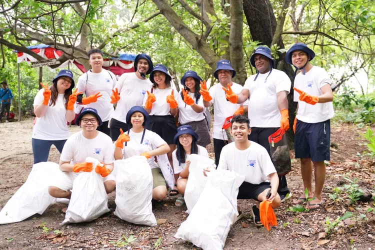 Sebanyak 100 relawan dari AIS Forum, Lazada dan Komenkomarves  melakukan aksi bersih-bersih sampah di pantai Kepulauan Seribu, Sabtu (11/3/2023).