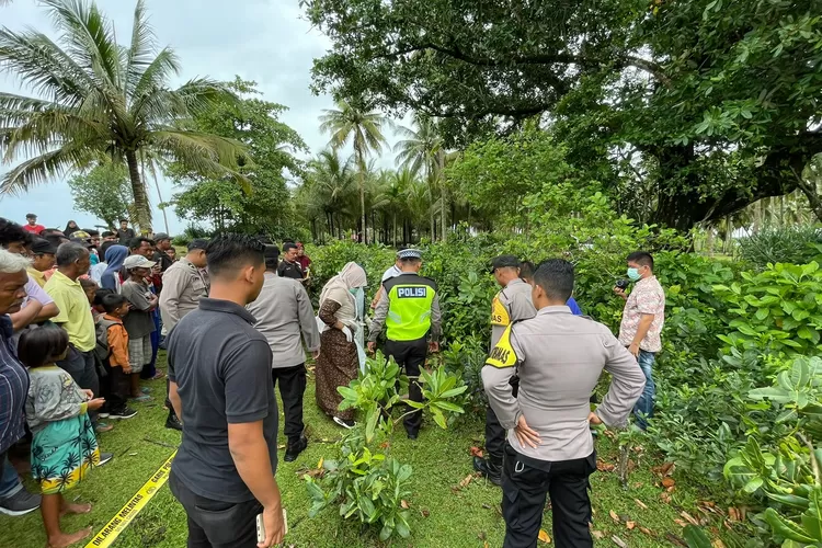 Olah TKP penemuan jasad pria di Tanjung Mutiara, Tiku, Agam (Humas Polres)