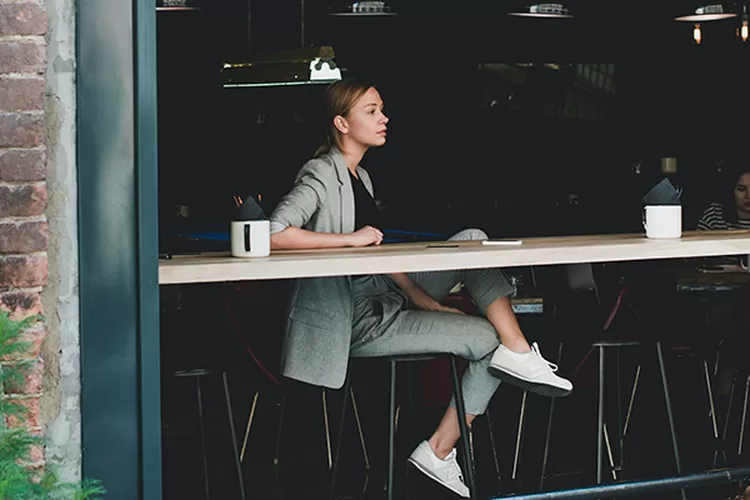 Illustrasi wanita memang kadang-kadang bisa terlihat cuek meskipun sebenarnya dia sudah lama menyimpan perasaan untuk kita. Mungkin dia hanya butuh sedikit waktu untuk meredakan ketegangan di antara kita. (pexels.com/@ksenia-chernaya-4450323)