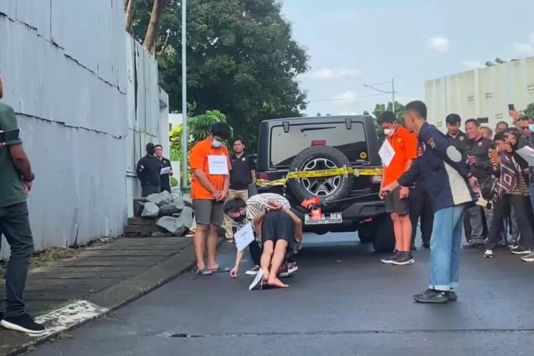 Adegan rekonstruksi pacar Mario Dandy berinisial AG mengambil korek di dekat kepala korban D