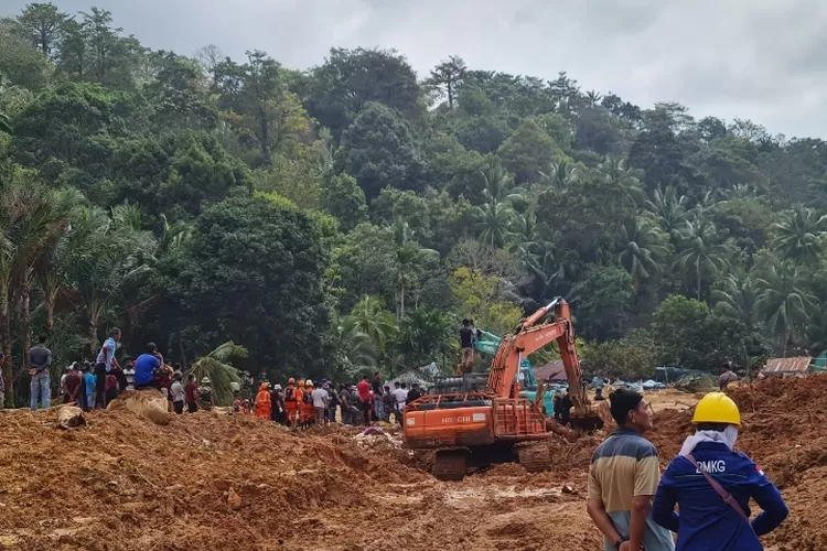 Kementerian Pekerjaan Umum dan Perumahan Rakyat (PUPR) bergerak cepat mengerahkan alat-alat berat untuk membantu penanganan darurat bencana longsor yang terjadi di di Kecamatan Serasan, Kabupaten Natuna, Provinsi Kepulauan Riau. 
