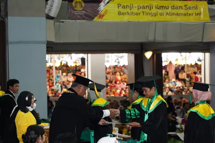 Pada Jumat (10/03) siang sebanyak 2083 mahasiswa diwisuda dalam seremoni yang dipimpin oleh Rektor UI, Prof. Ari Kuncoro. (UI FOR RADAR DEPOK)
