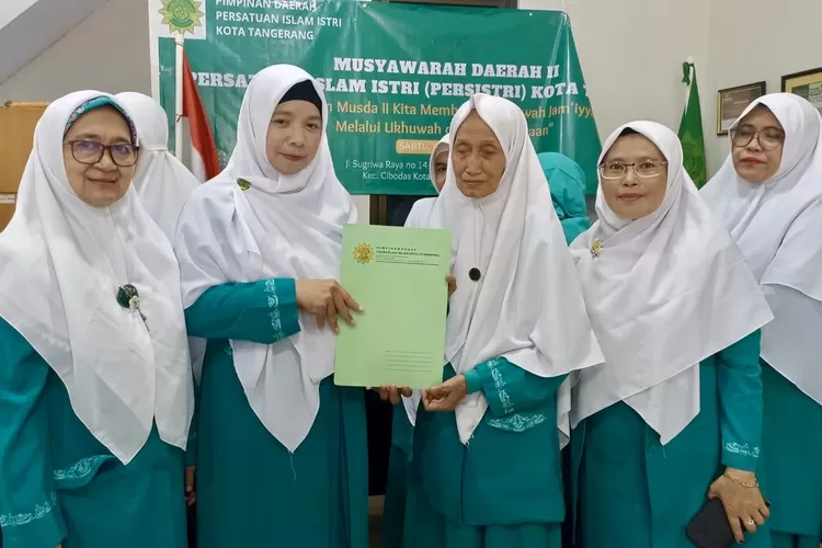 Ketua PD Persistri Kota Tangerag Ir. Mardiah Alimar (kedua dari kiri) menerima amanah dari Ketua Bidang Jamiyyah PP Persistri Dr. Hj. Titin Suprihatin - Foto: Dokumentasi PP Persistri 