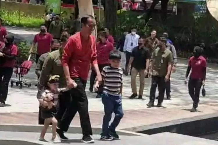 Presiden Jokowi menggandeng dua cucunya saat masuk ke Solo Safari (Endang Kusumastuti)