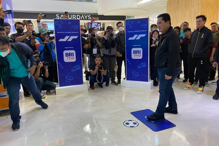 Ketua PSSI Erick Thohir disela-sela acara &ldquo;Official Licensed Product Launch&rdquo;  FIFA U-20 World Cup Indonesia 2023 di Atrium Mal FX Sudirman Jakarta, pada Rabu, 8 Maret 2023 lalu. (ayopontianak.com/dok. BRI)