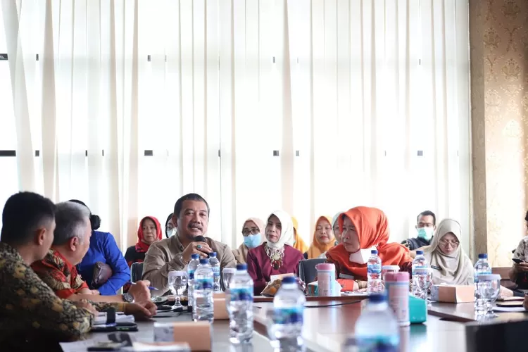 Ketua Komisi D DPRD Kota Bandung, H. Aries Supriyatna, S.H., M.H., menghadiri acara Forum Gabungan Penyusunan Rencana Kerja untuk Tahun 2024, di Gedung Dinas Arsip dan Perpustakaan Kota Bandung, kemarin ini. Nuzon/Humpro DPRD Kota Bandung.