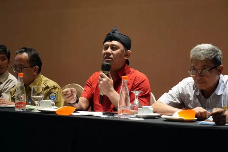 Wakil Ketua II DPRD Kota Bandung, H. Achmad Nugraha, D.H., S.H., bersama Anggota Komisi A, Drs. Riana menjadi narasumber dalam acara diskusi Forum Perangkat Daerah/Lintas Perangkat Daerah, di Hotel Grandia, kemarin ini. Handoko/Humpro DPRD Kota Bandung