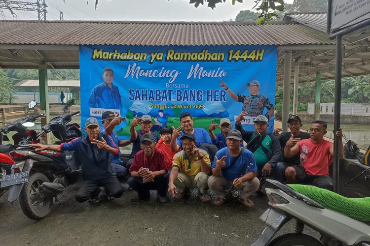 KOMPAK : Foto bersama para peserta dalam agenda Mancing Mania bersama Sahabat Bang Her, di Pemancingan Pak Mawih, Kelurahan Pancoranmas, Kecamatan Pancoranmas, Minggu (12/3).