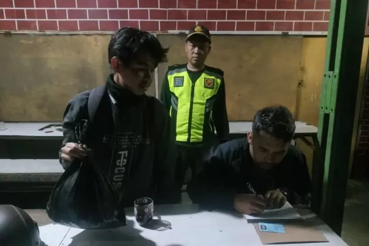 TERTANGKAP : Salah satu pembuang sampah liar saat dipintai keterangan pihak terkait saat Operasi Tangkap Tangan (OTT) di Jalan Abdul Wahab, RW8, Kelurahan Kedaung, Kecamatan Sawangan, Sabtu (11/3). 