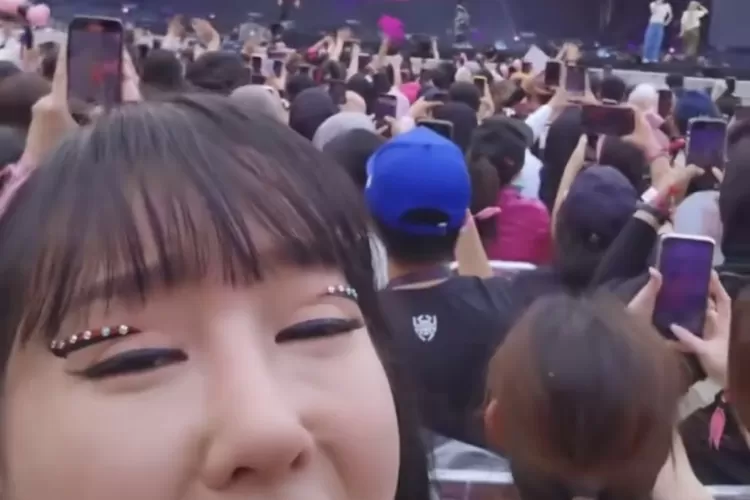 Lucinta Luna hadir di konser Born to Pink Blackpink di GBK, Lucinta yang teriak-teriak histeris manggil nama Jisoo pakai suara laki-lakinya bikin netizen gagal fokus (Foto: Lucinta Luna)