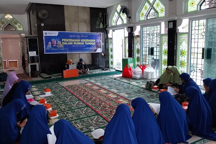 PBH Peradi Palembang Penyuluhan PKDRT di Majelis Taklim Nurul Falah  PALEMBANG &ndash; Pusat Bantuan Hukum (PBH)  Peradi Palembang kembali melakukan  penyuluhan hukum bagi para perempuan khususnya perempuan atau ibu-ibu anggota majelis taklim yang ada di  ibu kota Provinsi Sumatera Selatan (Sumsel),  Sabt