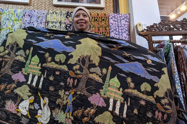 Yuli Astuti menunjukkan motif Batik bulusan di di sentra Muria Batik Kudus yang berada di Dukuh Ledok, Desa Karangmalang, Kecamatan Gebog, Kabupaten Kudus. (suaramerdeka-muria.com/Aziz Afifi)