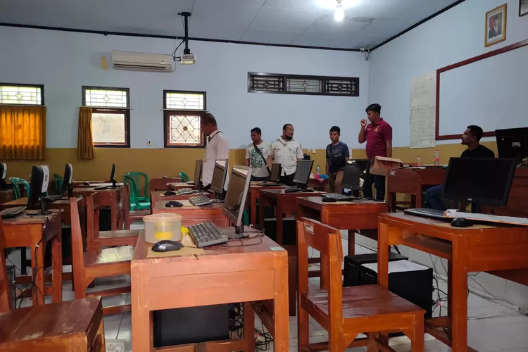 Aparat Kepolisian sedang melakukan penyelidikan di dalam ruang media di SMPN 1 Warungasem setelah kecurian. (Muslihun kontributor Batang)