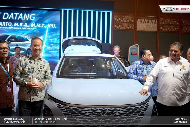 Airlangga Hartarto mengunjungi booth Chery pada hari pertama ajang GJAW 2023 (Dok. Chery Sales Indonesia)