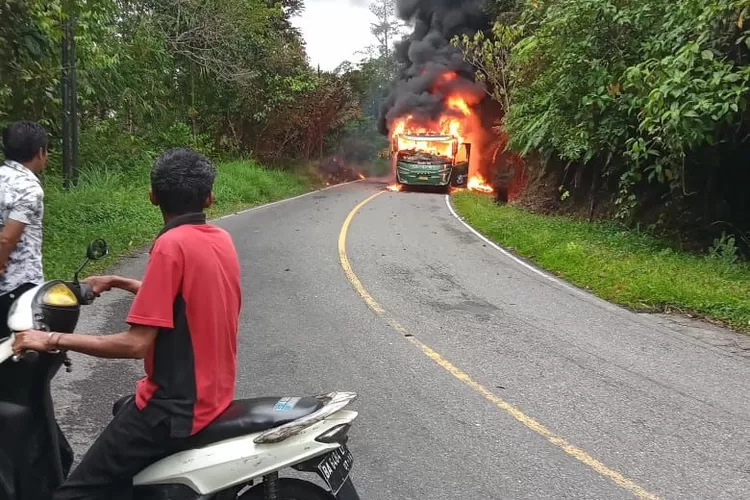 Bus ALS Hangus Terbakar di Agam